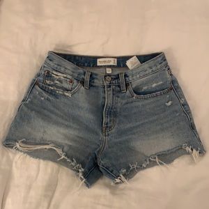Abercrombie Mid Rise Boyfriend Short in Curve Love size 27 / 4 - medium wash